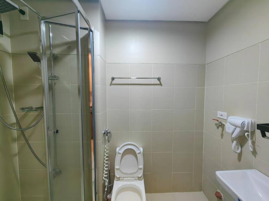 Apartment 1br Unit Condotel W Balcony Fame Residences #fm55 Manila