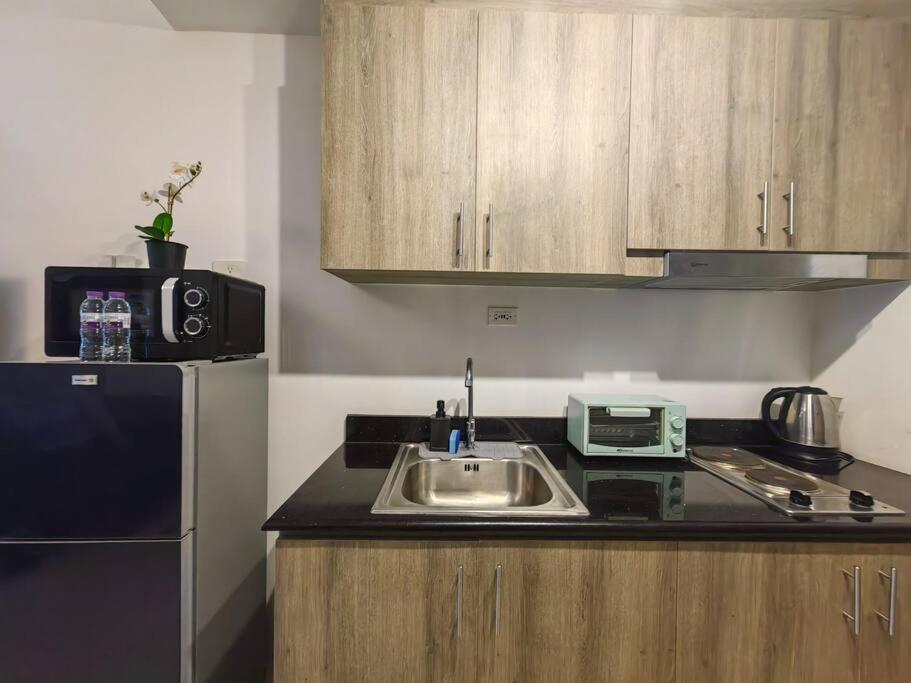 Apartment 1br Unit Condotel W Balcony Fame Residences #fm55 Manila